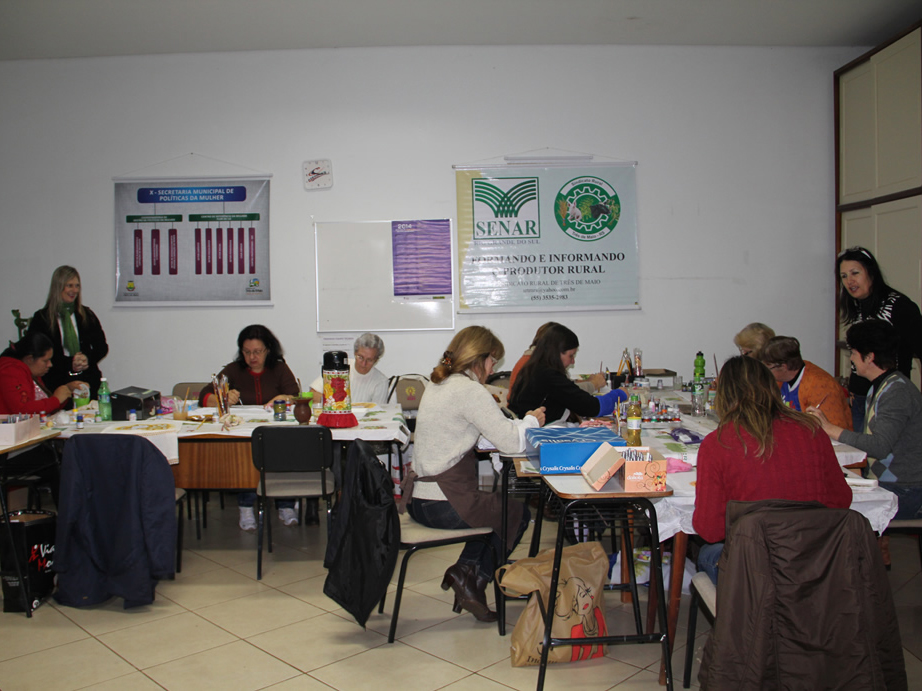 SECRETARIA DE POLÍTICAS DA MULHER REALIZA CURSO DE PINTURA EM TECIDO